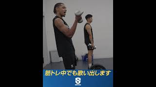 ダンベルもマイクに！須藤タイレル拓は筋トレ中に歌い出す男