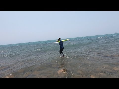 阿壮潜水开心了，刚放生一把“塔螺”，就遇到2条野生大鱼