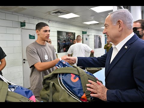 ראש הממשלה בנימין נתניהו ביקר בבסיס הקליטה והמיון בתל השומר