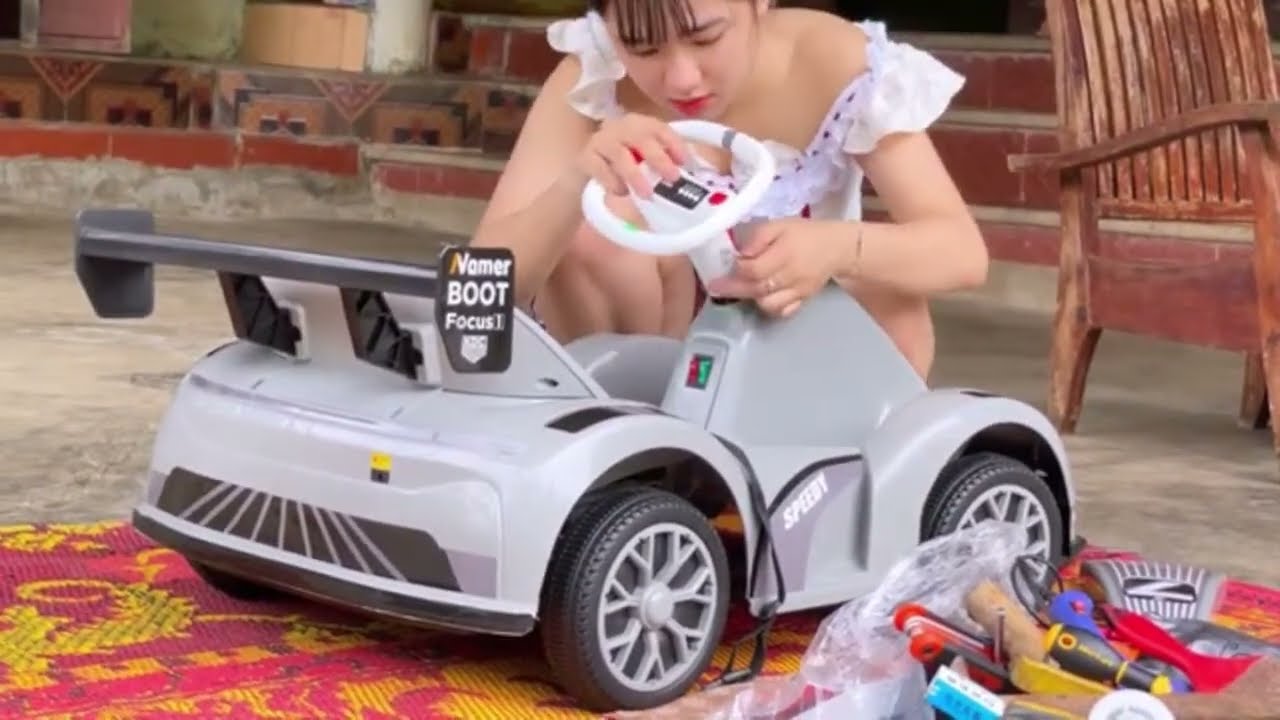 Female mechanic: Restoring the old broken car toy - Restoring the engine