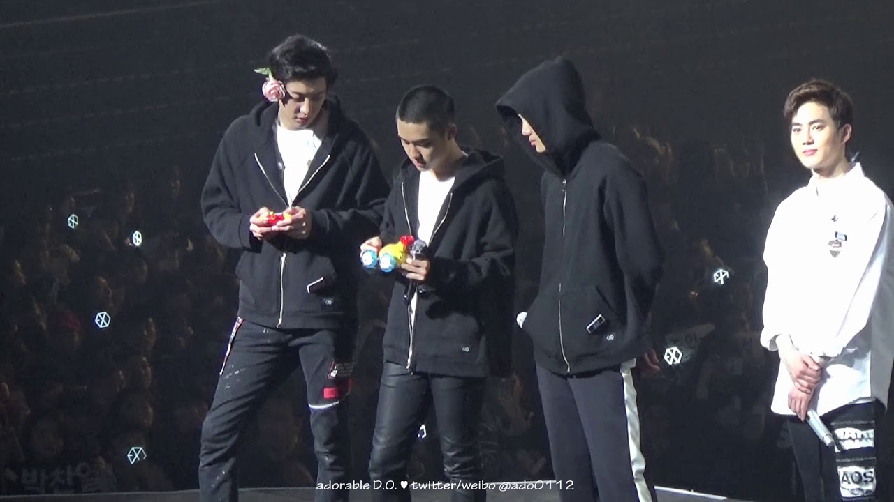 180211 Playing mini toy car (EXO D.O. 디오/경수 focus with Chanyeol & Kai ) @ The ElyXiOn in Taipei