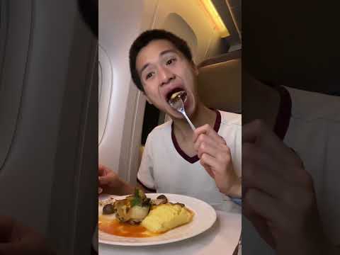 Video: Makanan Pertama dan Kelas Perniagaan Syarikat Penerbangan Terbaik di Dunia
