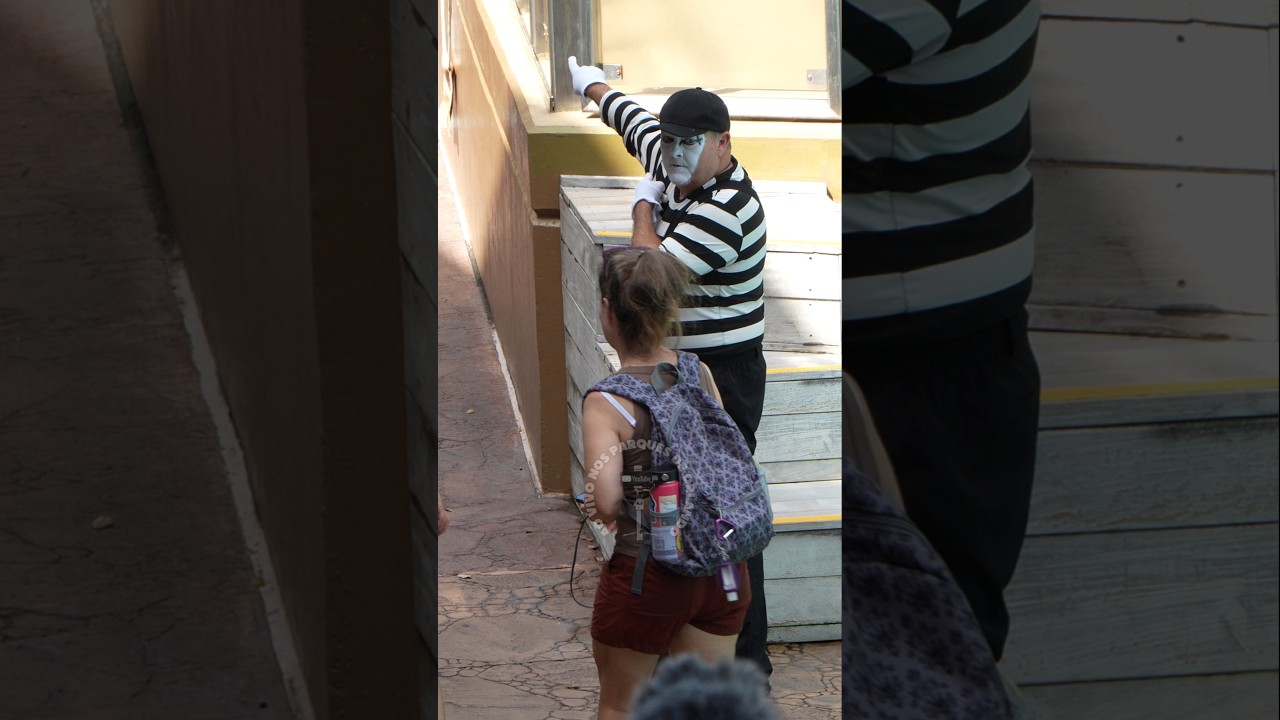 Tom o mímico mostrou onde ficam os 3 lugares para elas sentarem 😂🤣 #tomthemime #seaworldmime