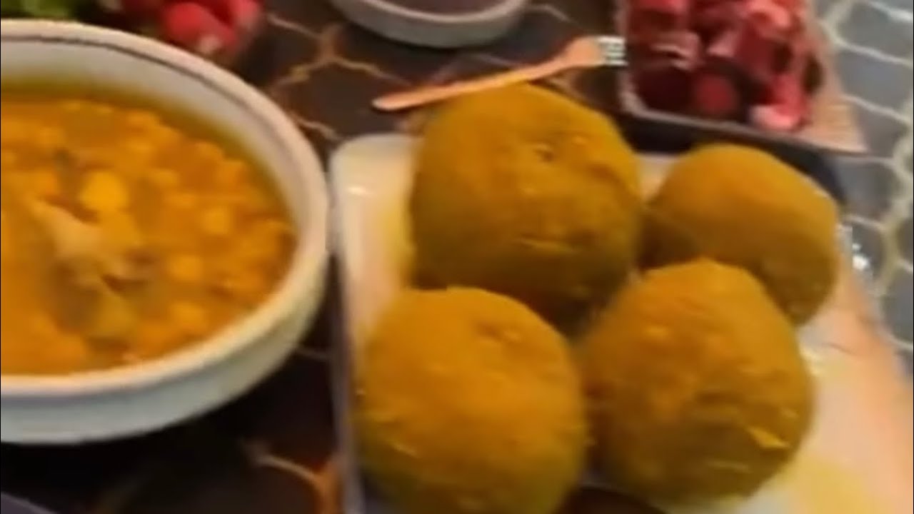 كفتەی برنج بە زەرد ناسك و تەنك پڕ لە قیمە و هەڵیش ناوەشێ