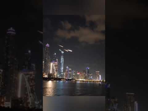 Шоу Падение Метеоритов В Дубае. Парашютисты С Прикрепленными Сигнальными Ракетами