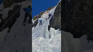 Rompiendo el hielo👊 #alpinismo #escalada #deporte #alpes #aventura #adrenaline #senderismo #shorts