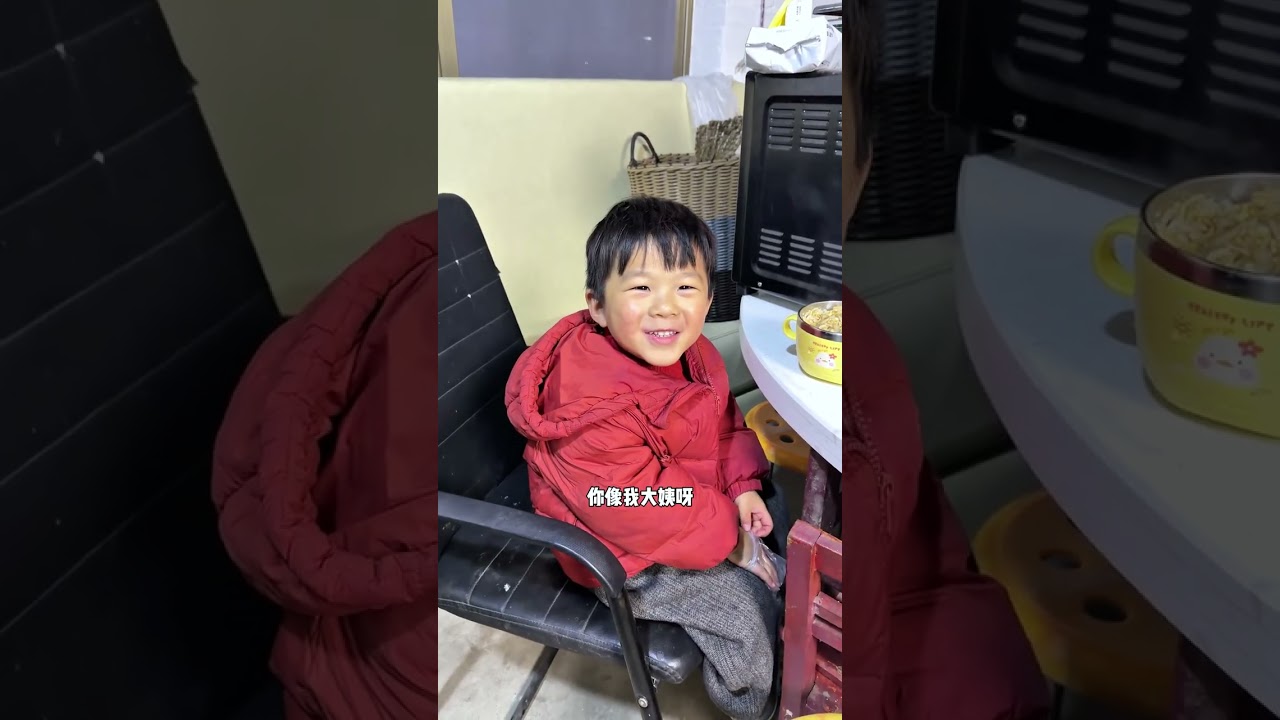 欢迎收看小八一家回村vlog！本想让2个妈1人带1个娃睡觉 ，结果老大没甩脱