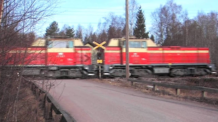 T2281/T2283 (2xDv12) Tanttarin tasoristeyksessä Kouvolassa