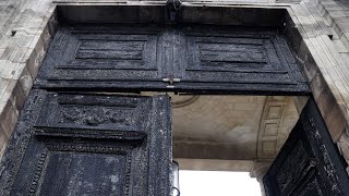 Bordeaux : la porte de la mairie, incendiée en marge des manifestations peut-elle être sauvée ?