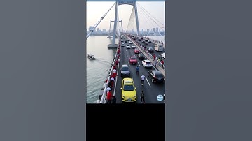 Cầu dây văng có bề rộng nhất nhì thế giới bị gãy nhịp giữa rất nhiều xe rơi xuống sông