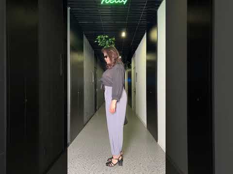 Женские брюки бананы классические легкие большого размера plussize 60-62 однотонные с высокой посадкой, видео 1