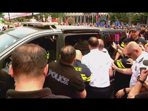 პოლიციის ალყაში მოქცეული თავისუფლების მოედანი| EU-ს დროშებიანი დემონსტრანტები დღეს ზეიმზე არ დაუშვეს