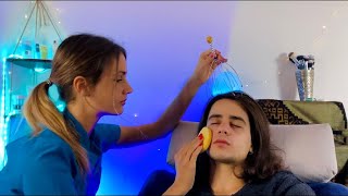 Trattamento asmr estetico sul cliente 