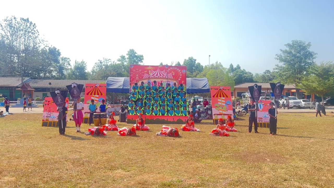 ￼ กองเชียร์และเชียร์ลีดเดอร์โรงเรียนบ้านเนินสายฝน (แหลมทอง) (เช้า)