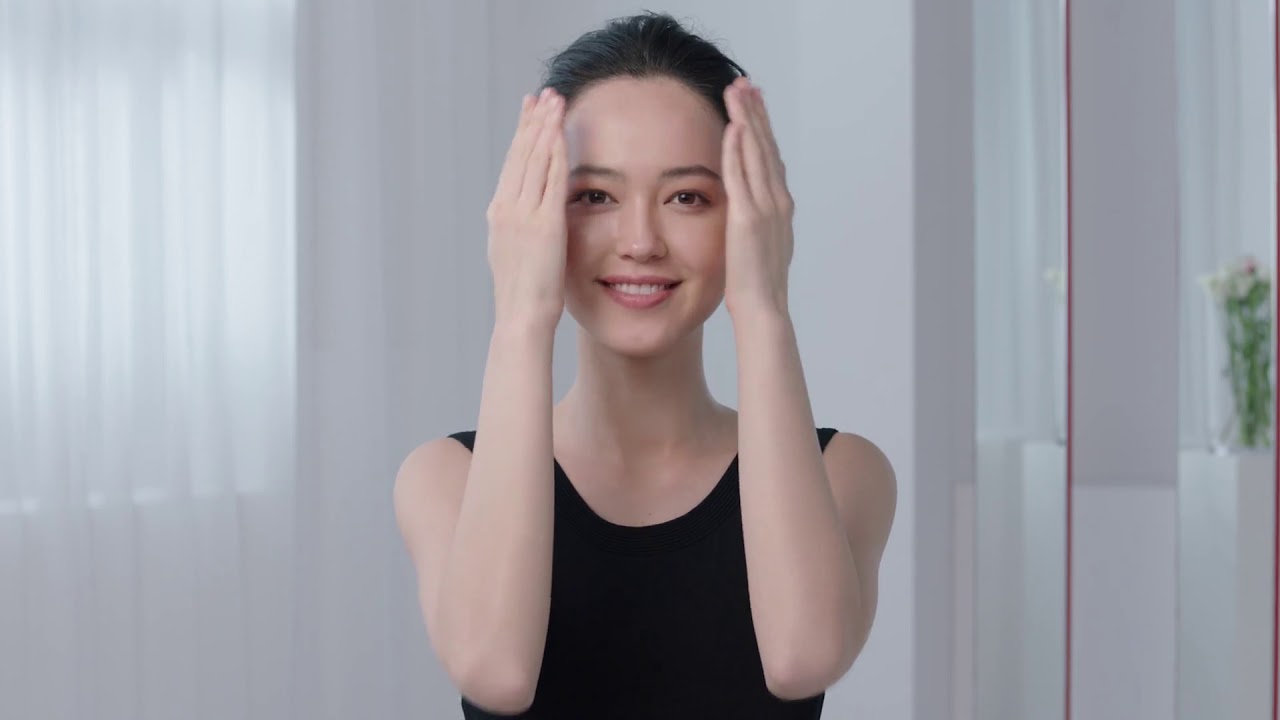 Clarins - How to apply face oil