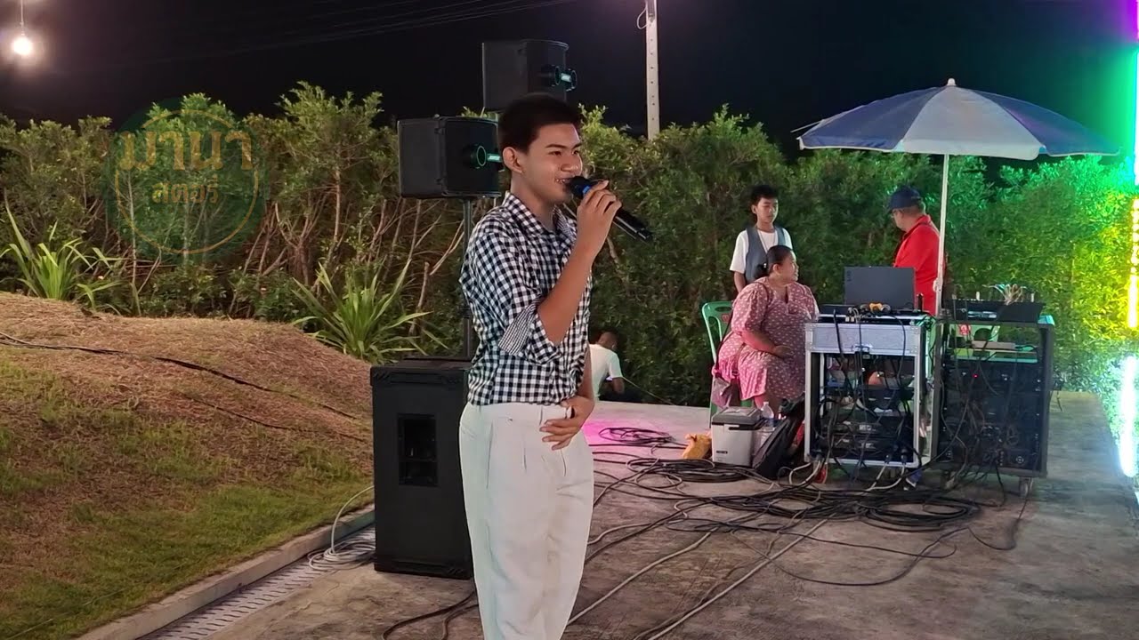 Нонг Плюем, участница певческого конкурса, приняла участие в праздновании Нового года в доме стар...