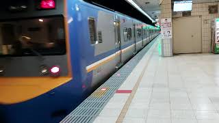 4103次經由宜蘭線開往北湖的EMU734+EMU733阿福號區間車，和4144次經由宜蘭線開往瑞芳的EMU829+EMU830微笑號區間車