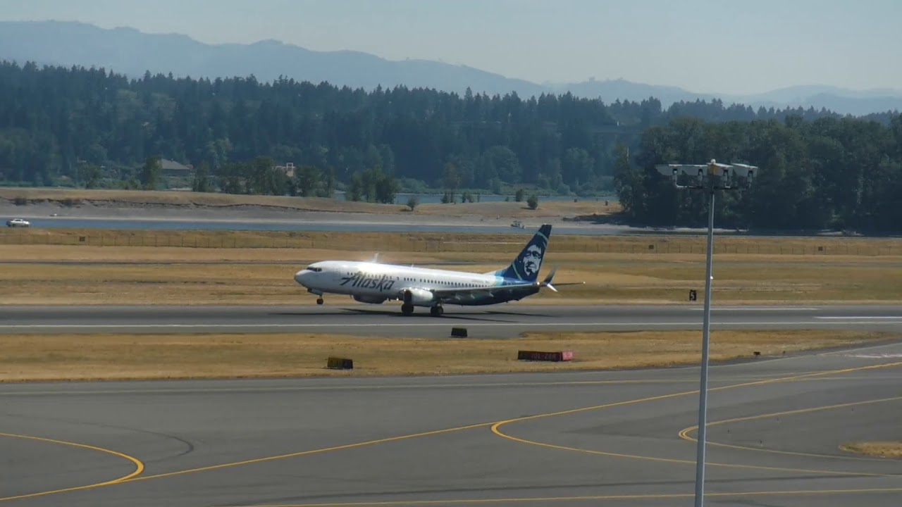 Alaska Airlines Boeing 737-890 [N508AS] Takeoff from PDX - YouTube