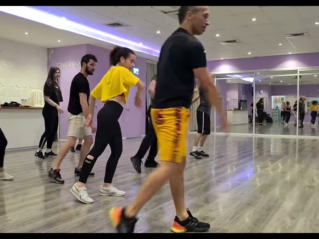 🇮🇱 עברית

נאנו אצ'ווריה- רקדן בינלאומי מקובה, כוריאוגרף ומורה לריקוד.
בעל האקדמיה לריקודים קובניים ולטיניים נאנוצ’ה, ש