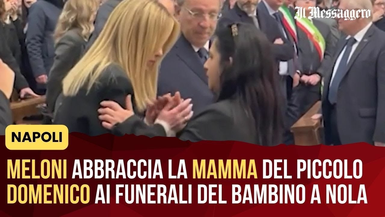 Meloni abbraccia la mamma del piccolo Domenico ai funerali del bambino