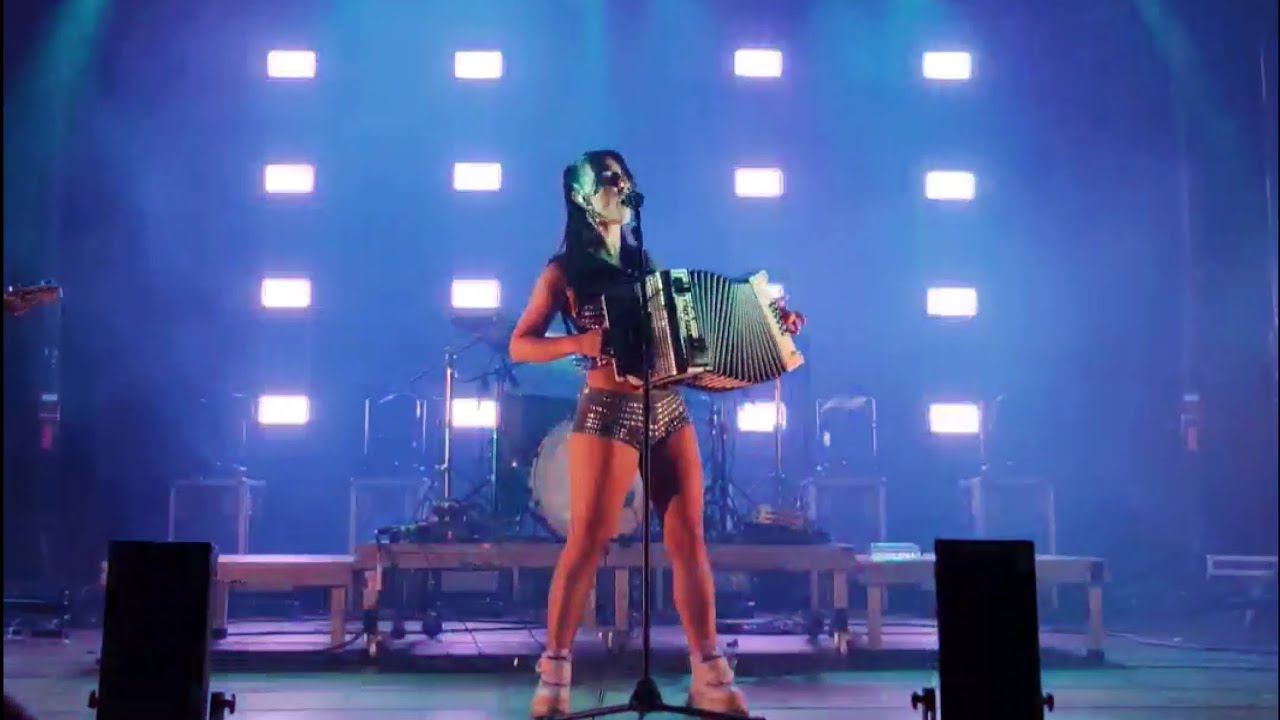 SÜNE termina cantando Kantauri el concierto de las fiestas de Arrigorriaga 2025