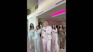 Ya somos 300 mil en la canción 🔥@Medina @sondra_blust @Nichole🎀 @Jasmin 🐻