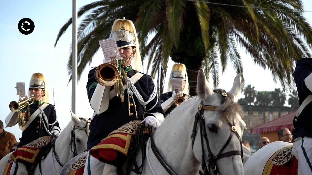 Charanga a cavalo da GNR desfila na Baía de Cascais