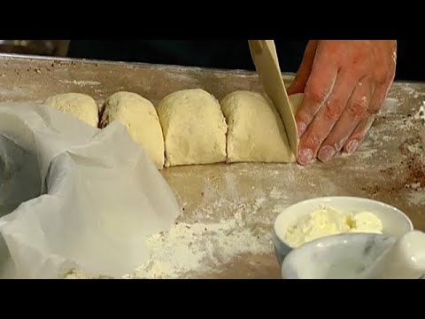 Булочки с корицей в глазури. Двухцветный смузи