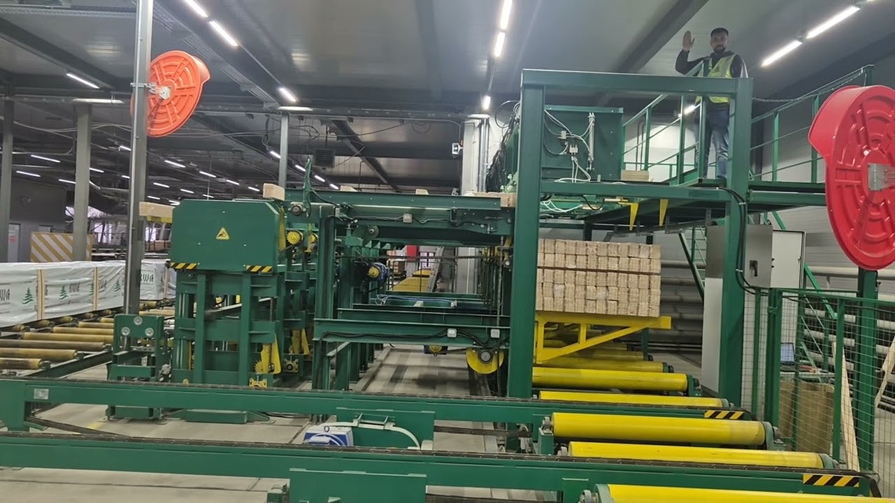 Строгальный цех. Укладка пачек строганой доски в пакет. ПФМ для пачек