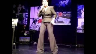 Nükhet Duru Sahnede Coşturuyor Resimi