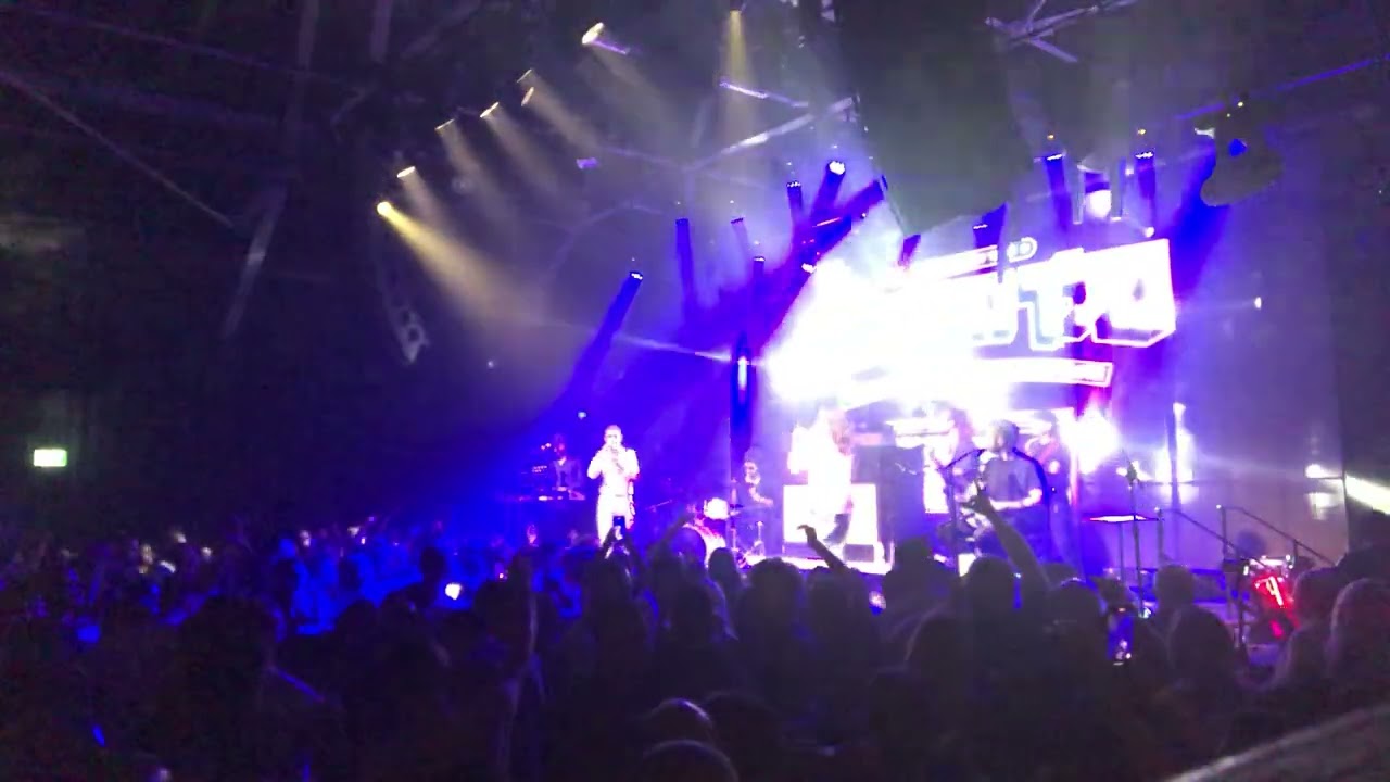 הופעה בבארבי נמל יפו.  ״מלך הקסטות״. מושיק עפיה. 14/10/24