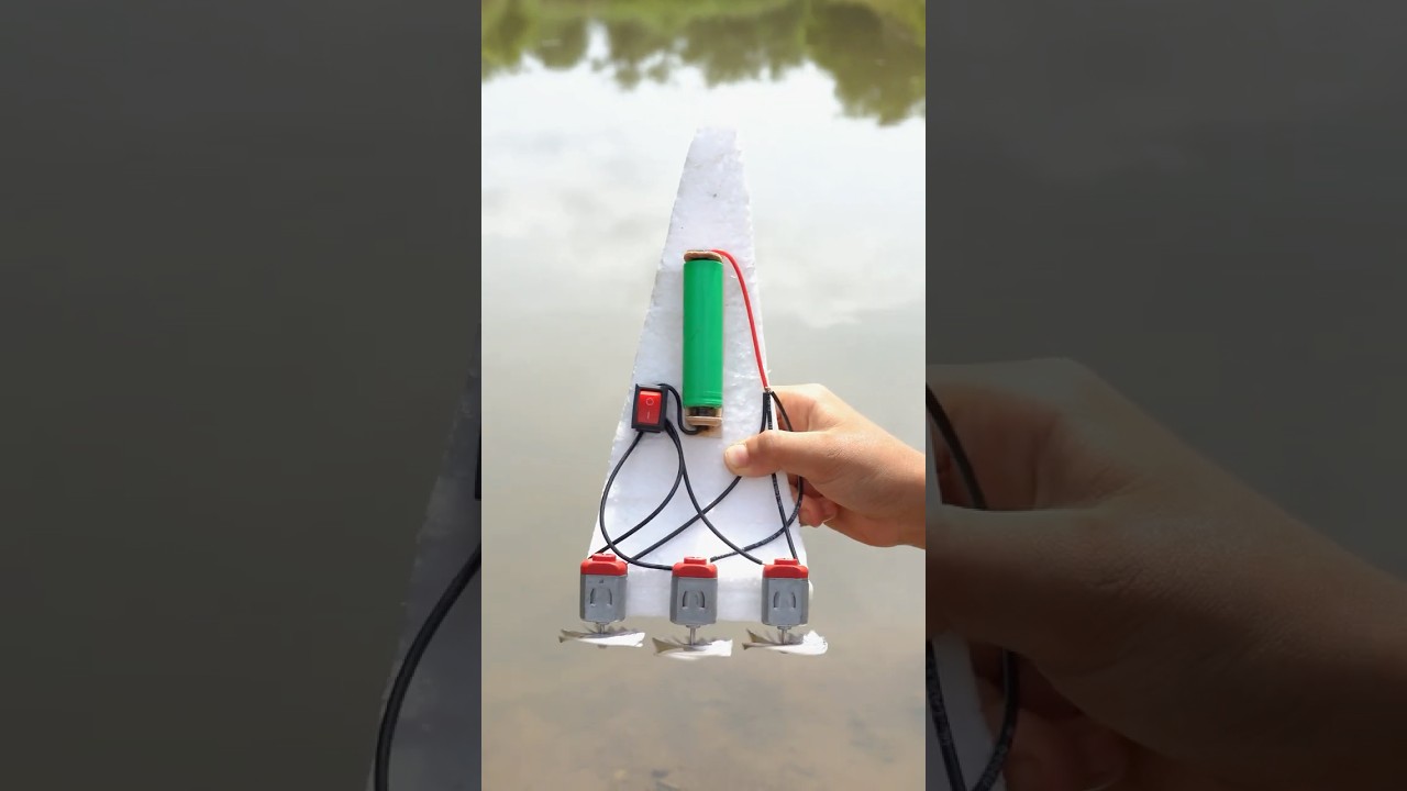Rc motor boat with 3 motor on it 