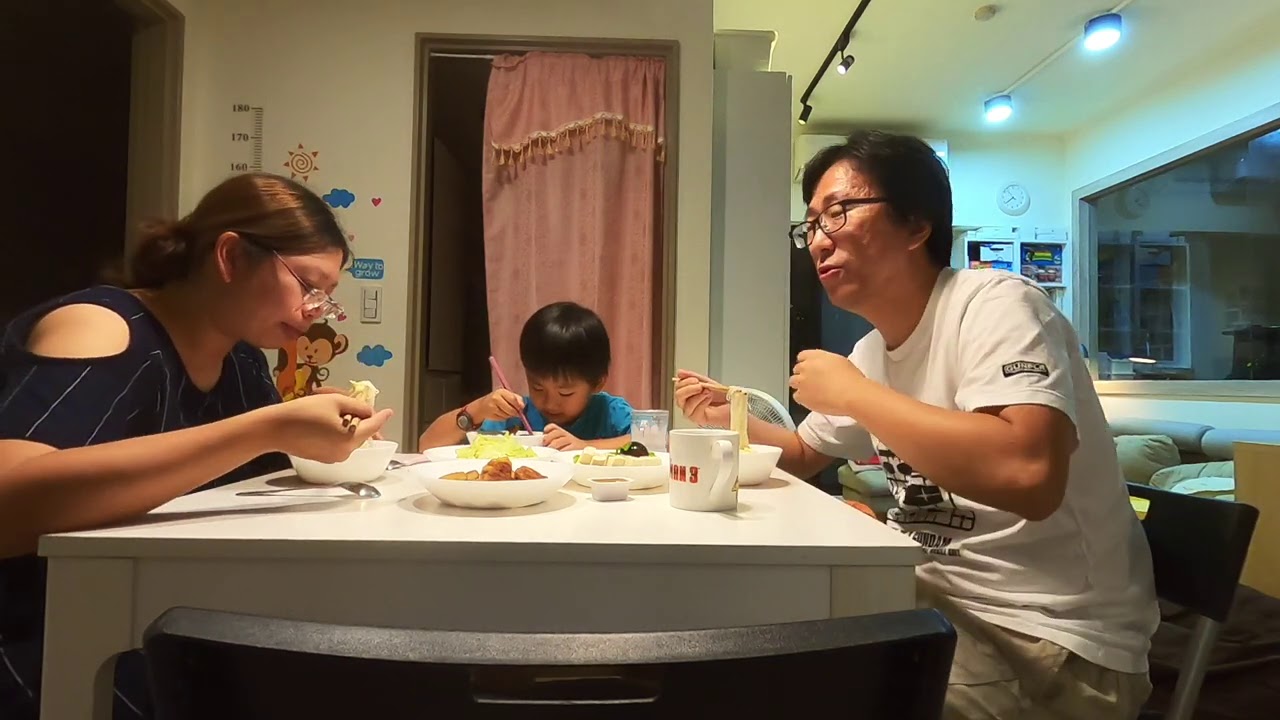 全家一起平淡晚餐話家常..蛋花麵線加三道菜