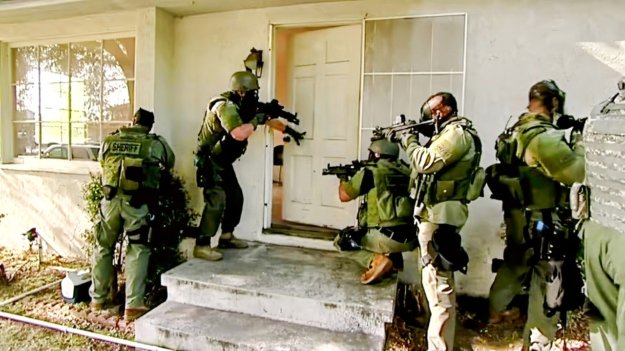 Полиция Лос-Анджелеса: спецподразделения сталкиваются с бандами