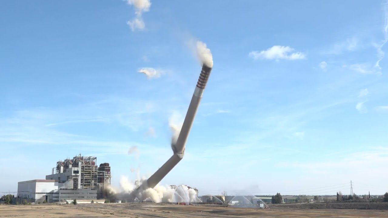 Voladura de la chimenea de la central térmica de Andorra (Teruel)