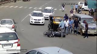 Обложка Sparsh CCTV Captures A Narrow Escape By Bike Riders Скачать Sparsh CCTV Captures A Narrow Escape By Bike Riders