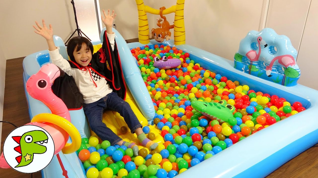 レオくんがおおきなボールプールの中にあるたくさんのチョコエッグをさがすよ トイキッズ Japan Xanh