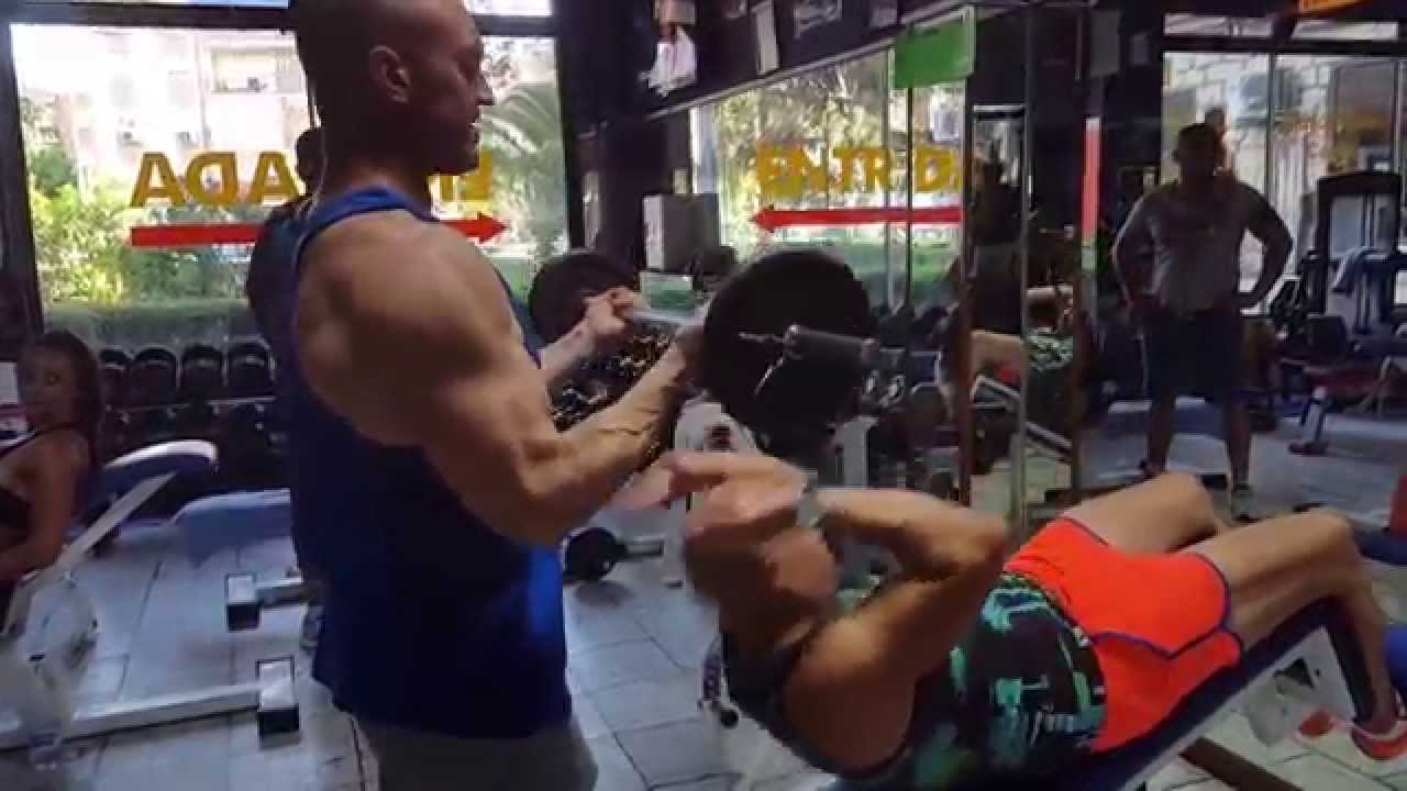 entrenamiento running COMO SE HACE PULLOWER EN BARRA CON BANCO DECLINADO