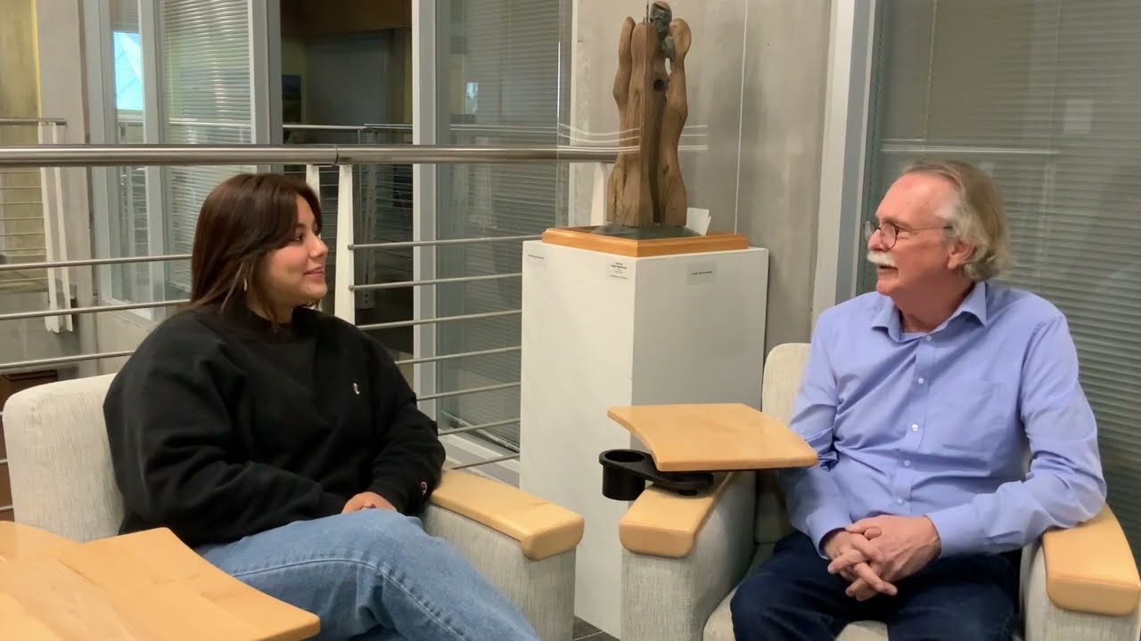El Dr. Jim Fogelquist entrevista a su exalumna Hadasa Rivera Marín