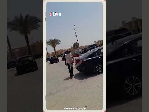 لحظة وصول زوجة أحمد الدجوي إلى مسجد  لتشييع جثمان الراحل
