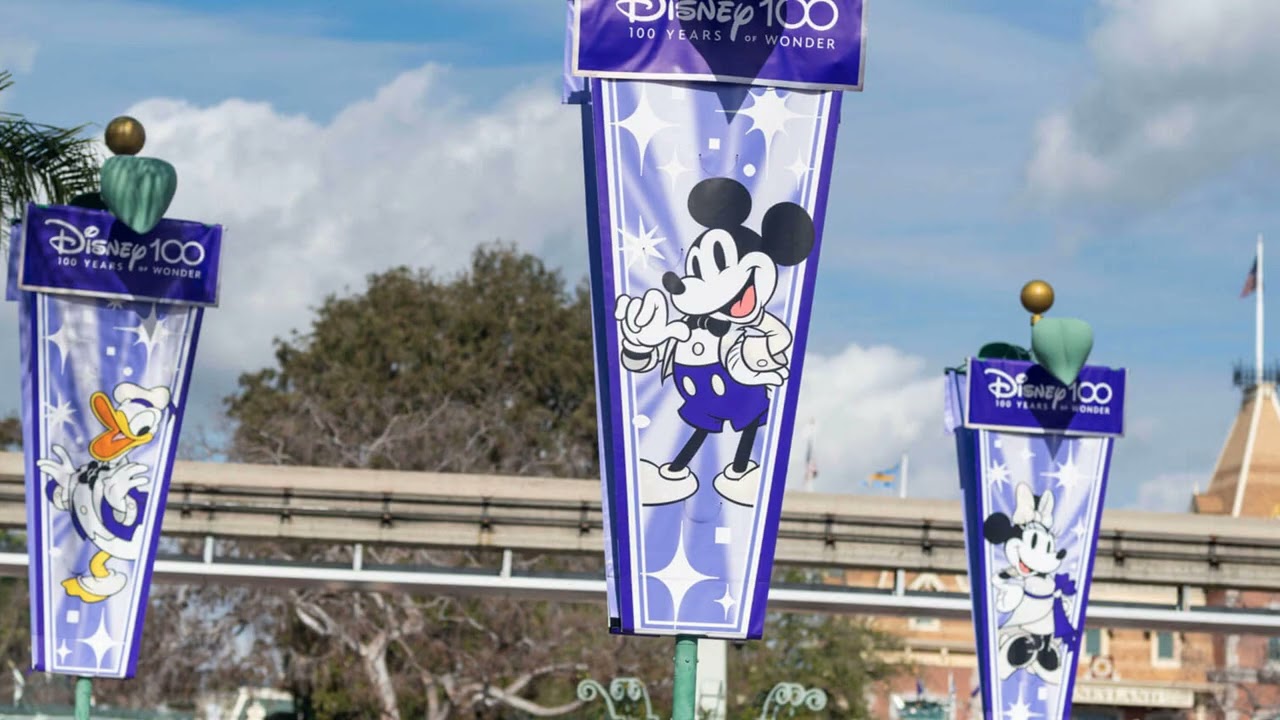 Disneyland Esplanade - Soarin' Over California