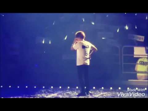 بكآء بيكهيون علئ المسرح في اخر عرض له 