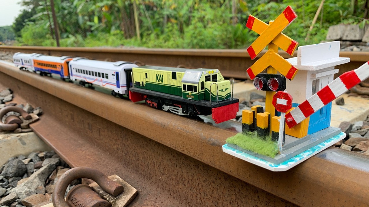 Mencari & Merakit Miniatur Kereta Api Kayu di Sisi Rel, CC201,CC206,CC203 Saat Kereta Beneran Lewat
