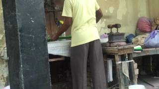 Уличный гладильщик в Индии. Почему утюг на углях?