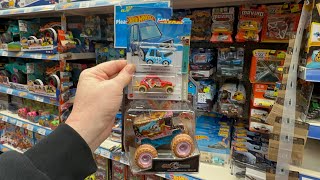 Lots of treasure huntsand a chasehotwheels hunting back home