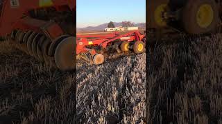 Deere 8285r pulling a Krause dominator