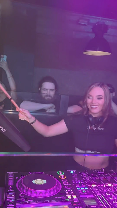 The guy at the back’s reaction when I dropped the last sample 🔥 New set intro for summer? 👇 #dj