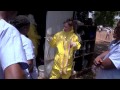 Una persona con traje de aislamiento