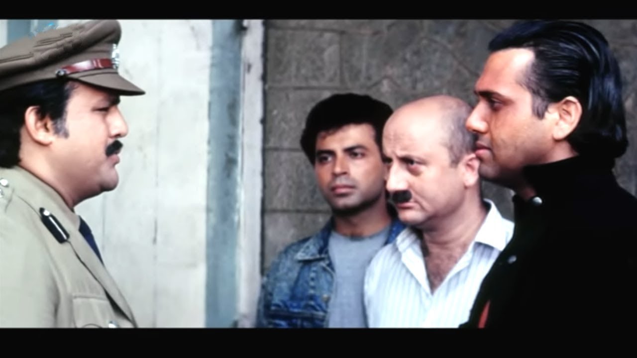 हम गरीब लोग किसी का कर्ज खुदपे बाकी नहीं रखते | Govinda, Anupan Kher, Gulshan Grover Action Scene