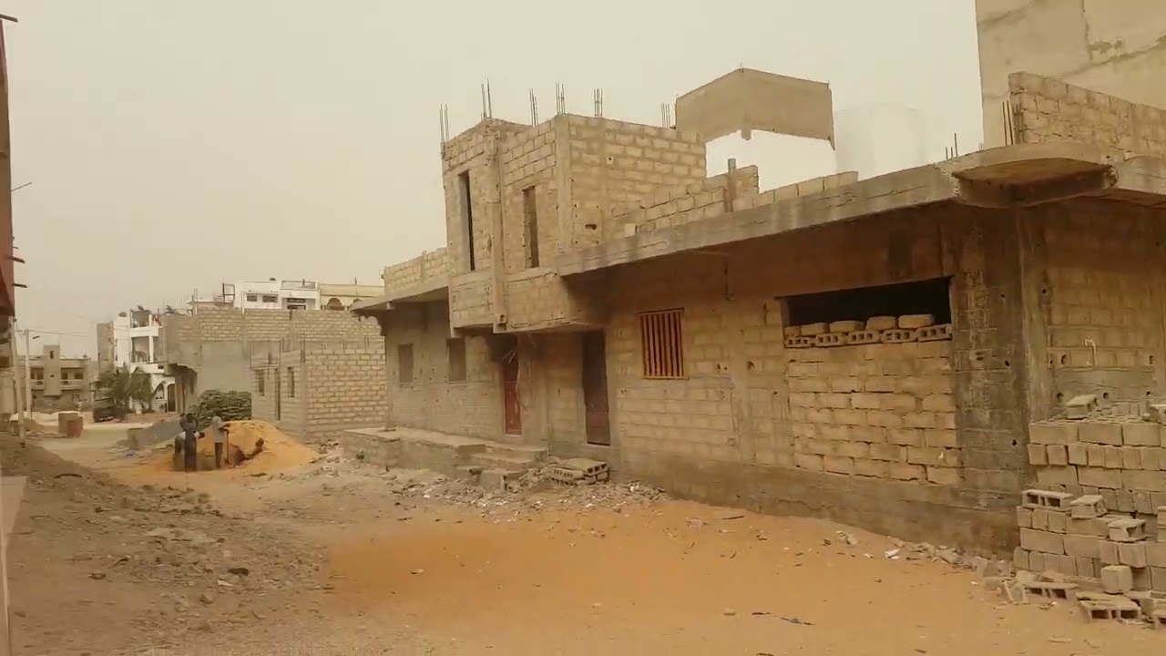 terrain de 150m2 avec une fondation de 3 étages à 19millions à la cité Bata à Rufisque (772738938)